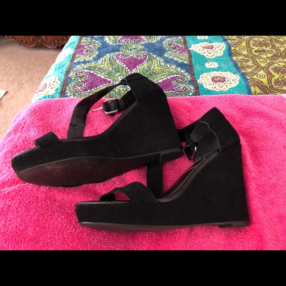 Super cute CHARLES BY CHARLES DAVID wedges! - Picture 4 of 8
